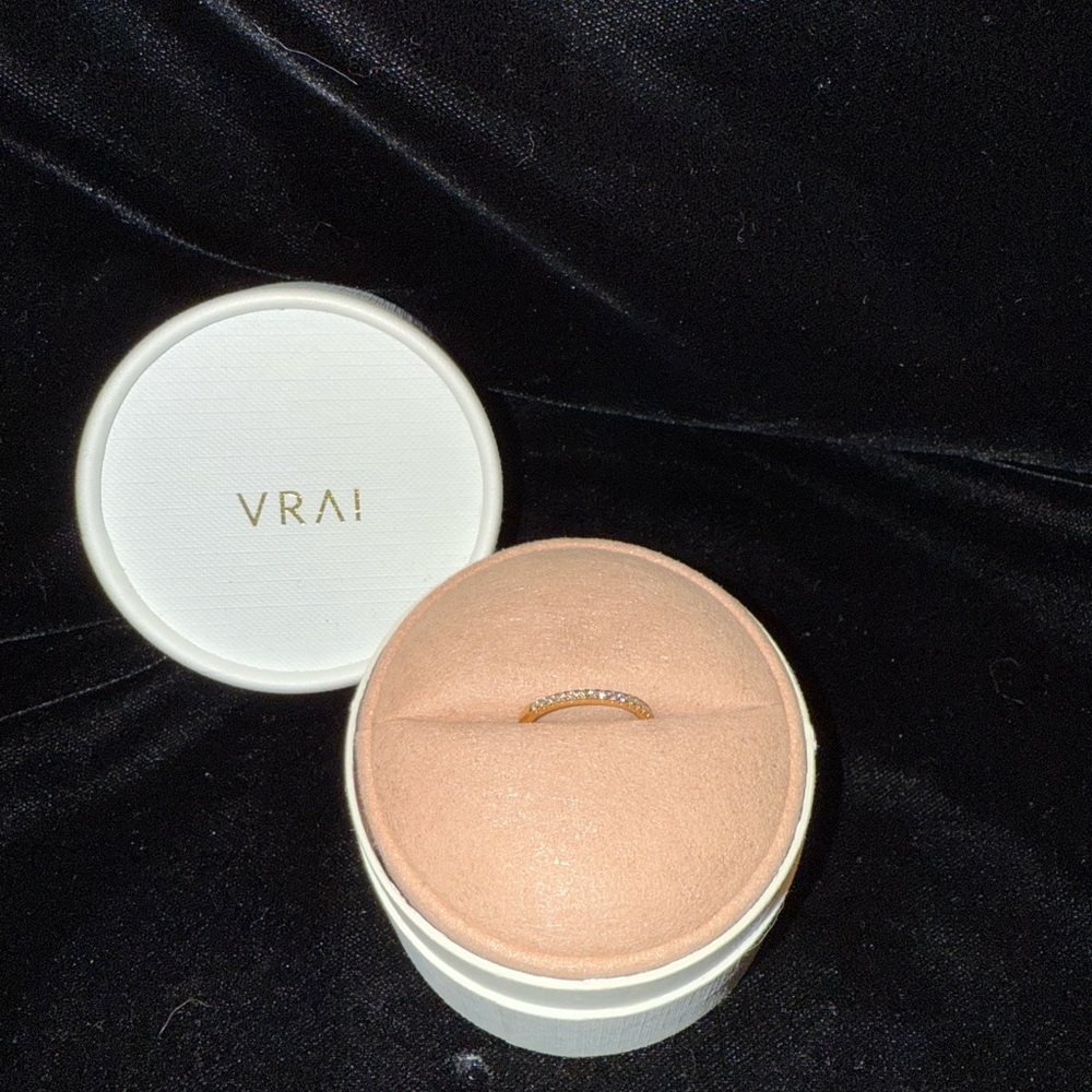 Vrai & Oro Gold Ring Timeless Elegance